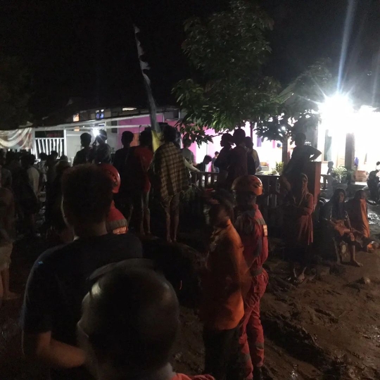 Tim Rescue dari Damkar Kota Palu Dikerahkan ke Lokasi Banjir Bandang di Sigi