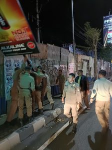 Langgar Perwali, Satpol PP Tertibkan Reklame Ilegal