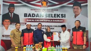 Muhammad J Wartabone Serahkan Berkas Pendaftaran Walikota Palu ke Gerindra