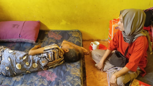 Bantuan Sosial dari Solidaritas TikToker Sulteng (STS) Family kepada Ibu Penderita Tumor Kepala