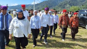 Masyarakat Kulawi Sambut Secara Adat Pasangan Anwar-Reny