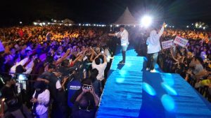 Ribuan Warga Simpang Raya Sambut Pasangan Calon Gubernur Anwar Hafid dan Reny Lamadjido