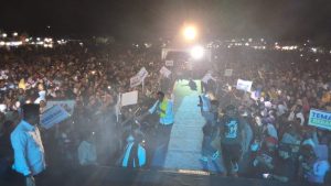 Pasangan BERANI Menghibur Ribuan Warga Balantang dengan Deklarasi dan Lagu Pilihan