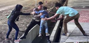 Bantu Warga Sebrangi Selokan di Acara HUT Kota Palu, Bukti Panggilan Tugas dan Polri Selalu Ada Untuk Masyarakat