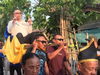 Calon Gubernur Sulteng nomor urut 1, Ahmad HM Ali menghadiri kampanye di Desa Sulubombong, Kecamatan Mantoh, Kabupaten Banggai, Jumat (18/10/2024) sore. Foto: Tim Media Koalisi BERAMAL Sulteng.