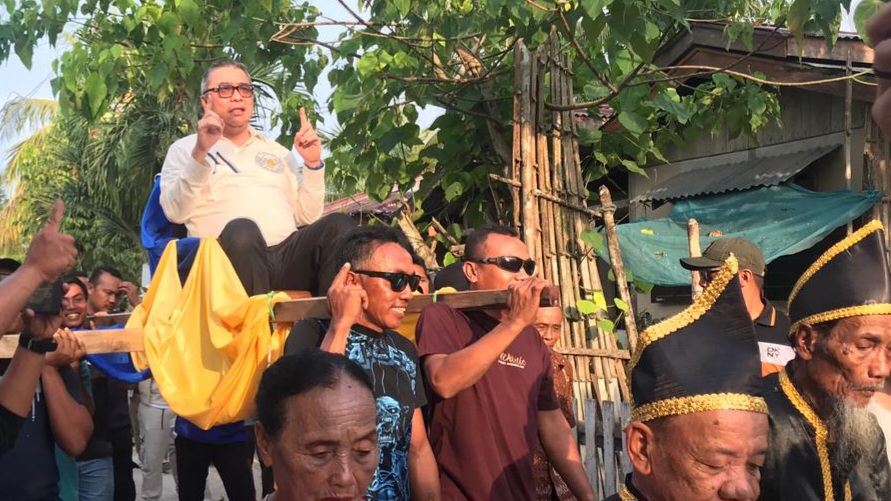 Calon Gubernur Sulteng nomor urut 1, Ahmad HM Ali menghadiri kampanye di Desa Sulubombong, Kecamatan Mantoh, Kabupaten Banggai, Jumat (18/10/2024) sore. Foto: Tim Media Koalisi BERAMAL Sulteng.