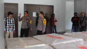 100 Personel Kepolisian Amankan Kedatangan Surat Suara Pilkada 2024 di Bandara Mutiara Sis Aljufri Palu