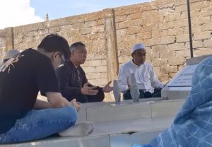 Ahmad Ali Ziarahi Makam Ibunda di Penghujung Masa Tenang