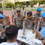 Wakapolresta Palu, AKBP Andi Batara Purwacaraka, S.I.K., S.H., yang didampingi oleh Kabag SDM Kompol Nyoman Raka dan Kasiropan IPDA Novembri, pada Senin (23/12)