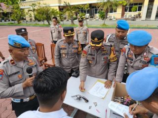 Wakapolresta Palu, AKBP Andi Batara Purwacaraka, S.I.K., S.H., yang didampingi oleh Kabag SDM Kompol Nyoman Raka dan Kasiropan IPDA Novembri, pada Senin (23/12)