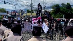 Kantor KPU Sulteng di Demo