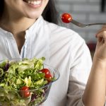 Salah satu pelanggan sedang menuangkan saus dressing untuk varian Salad on the Go! Little Series. Varian salad ini selain praktis, harga juga terjangkau. Jadi tidak ada alasan untuk tidak menjaga asupan gizi harian.