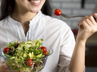 Salah satu pelanggan sedang menuangkan saus dressing untuk varian Salad on the Go! Little Series. Varian salad ini selain praktis, harga juga terjangkau. Jadi tidak ada alasan untuk tidak menjaga asupan gizi harian.