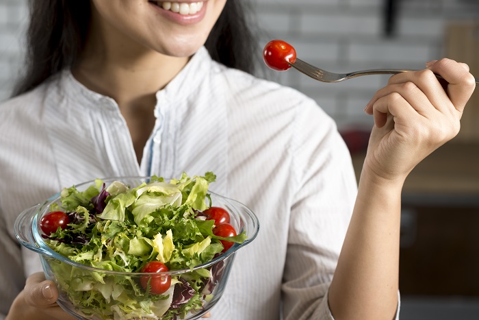 Salah satu pelanggan sedang menuangkan saus dressing untuk varian Salad on the Go! Little Series. Varian salad ini selain praktis, harga juga terjangkau. Jadi tidak ada alasan untuk tidak menjaga asupan gizi harian.