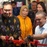 Wali Kota Palu, H. Hadianto Rasyid, SE, bersama Kepala Perwakilan Bank Indonesia Provinsi Sulawesi Tengah, Rony Hartawan, secara simbolis membuka Promosi dan Launching Pre-event Karya Kreatif Sulawesi Tengah (KKST) Tahun 2025 di Atrium Palu Grand Mall, Senin (13/01/2025). Acara ini bertujuan untuk mendukung pengembangan UMKM serta mendorong kreativitas lokal.