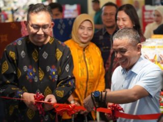 Wali Kota Palu, H. Hadianto Rasyid, SE, bersama Kepala Perwakilan Bank Indonesia Provinsi Sulawesi Tengah, Rony Hartawan, secara simbolis membuka Promosi dan Launching Pre-event Karya Kreatif Sulawesi Tengah (KKST) Tahun 2025 di Atrium Palu Grand Mall, Senin (13/01/2025). Acara ini bertujuan untuk mendukung pengembangan UMKM serta mendorong kreativitas lokal.
