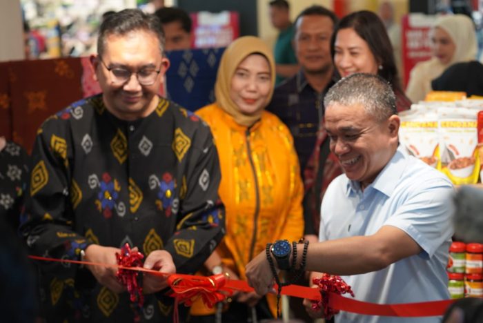 Wali Kota Palu, H. Hadianto Rasyid, SE, bersama Kepala Perwakilan Bank Indonesia Provinsi Sulawesi Tengah, Rony Hartawan, secara simbolis membuka Promosi dan Launching Pre-event Karya Kreatif Sulawesi Tengah (KKST) Tahun 2025 di Atrium Palu Grand Mall, Senin (13/01/2025). Acara ini bertujuan untuk mendukung pengembangan UMKM serta mendorong kreativitas lokal.