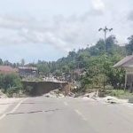 Jalan poros Poso - Tentena di Desa Watuawu mengalami amblas dan tidak dapat di lintasi kendaraan. (Foto : Anton)