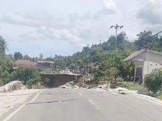 Jalan poros Poso - Tentena di Desa Watuawu mengalami amblas dan tidak dapat di lintasi kendaraan. (Foto : Anton)
