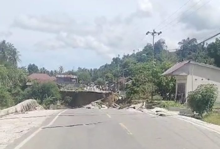 Jalan poros Poso - Tentena di Desa Watuawu mengalami amblas dan tidak dapat di lintasi kendaraan. (Foto : Anton)