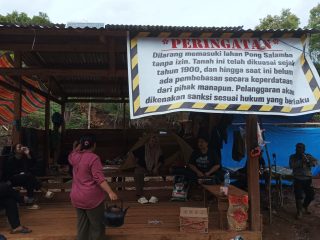 KETERANGAN FOTO: Warga Rumpun Pong Salamba membangun pos jaga di Desa Ululere, Kabupaten Morowali, Sulawesi Tengah, pada awal Februari 2025. (FOTO: inipalu.com)