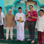 Ko Awi, menyerahkan bantuan dana untuk pembelian lahan pemakaman umum Muslim di Jalan/Lorong Maluku.