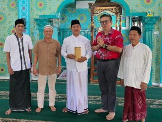 Ko Awi, menyerahkan bantuan dana untuk pembelian lahan pemakaman umum Muslim di Jalan/Lorong Maluku.