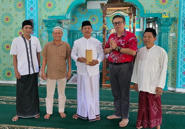 Ko Awi, menyerahkan bantuan dana untuk pembelian lahan pemakaman umum Muslim di Jalan/Lorong Maluku.