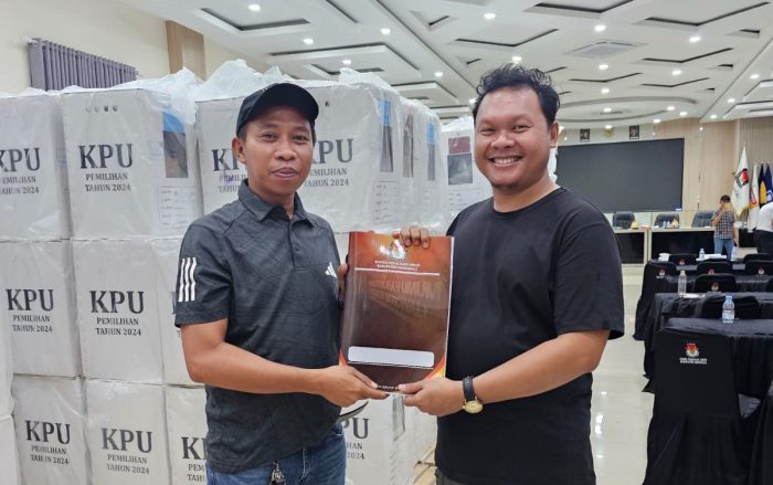 Dugaan penggunaan surat keterangan palsu tidak pailit oleh pasangan Iksan Baharuddin Abdul Rauf dan Iriane Iliyas saat maju Pilkada Morowali 2024, terus diungkap LSM Satuan Komando Sapu Bersih Korupsi (Saber Korupsi). Setelah melakukan laporan ke Bareskrim Polri pada 17 Februari lalu, LSM ini melakukan penelusuran hingga ke Mahkamah Agung (MA) di Jakarta, terkait kebenaran surat keterangan Iksan dan Iriane. Diketahui, surat keterangan tidak pailit Bupati dan Wakil Bupati Morowali terpilih tersebut diterbitkan oleh Pengadilan Niaga pada Pengadilan Negeri Makassar. Suratnya tertanggal 22 Agustus 2024. "Hanya surat keterangan tidak pailit kepada paslon kandidat nomor urut 1, paslon kandidat nomor urut 2 dan paslon kandidat nomor 4, yang terdaftar di Mahkamah Agung. Sementara surat keterangan paslon kandidat nomor 3, Iksan dan Iriane, tidak terdaftar," kata Ketua Umum LSM Saber Korupsi, Hisam Kaimuddin, kepada wartawan Selasa (18/2/2025). Ditegaskan Hisman, register di MA menjadi bukti bahwa surat tersebut sah dan legal. Apalagi surat tersebut merupakan produk pengadilan, sifatnya wajib teregister di dokumen MA sebagai lembaga tertinggi peradilan. Surat keterangan tidak pailit kandidat Bupati dan Wakil Bupati Morowali nomor 1, Taslim - Asgar, bernomor 607/SK/HK/08/2024/PN Mks dan 608/SK/HK/08/2024/PN Mks. Kemudian surat keterangan kandidat Bupati dan Wakil Bupati Morowali nomor 2, Kuswandi - Syahril, bernomor 761/SK/HK/08/2024/PN Mks dan 762/SK/HK/08/2024/PN Mks. Sedangkan surat keterangan kandidat Bupati Morowali nomor urut 4, Rachmansyah - Harsono, yaitu 713/SK/HK/08/2024/PN Mks dan 714/SK/HK/08/2024/PN Mks. Ketiga surat keterangan paslon tersebut, kata Hisam, tergister di MA secara online dan tercatat sebagai produk yang dikeluarkan Pengadilan Negeri Makassar. Berbeda dengan surat keterangan bernomor: 191/SK/HK/08/2024/PN Mks dan 192/SK/HK/08/2024/PN Mks miliki Iksan dan Iriane, smaa sekali tidak ditemukan teregister di dokumen online MA. "Kenapa hanya surat keterangan paslon kandidat lainnya terdaftar di validitas layanan elektronik online Mahkamah Agung? Apa alasannya? Harusnya terdaftar semua surat keterangan paslon di validitas layanan elektronik MA. Ini ada yang tergister, ada yang tidak," heran Hisam. Setelah dilakukan pengecekan dan pembanding, surat yang dikeluarkan kepada Iksan maupun Iriane, tidak memiliki barcode. Bahkan nomor suratnya hanya ditulis manual pakai tangan. Berbeda dengan surat keterangan kepada kandidat lainnya, yang ada barcode dan nomornya diketik laiknya surat resmi produk pengadilan. "Terdapat perbedaan format (barcode dan penulisan nomor) dalam surat keterangan milik Iksan dan Iriane dengan surat keterangan lainnya, sehingga surat tersebut diduga palsu. Kami minta ini diusut tuntas," tegas Hisam.