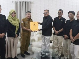 Bawaslu Kota Palu Serahkan Sisa Anggaran Hibah Pemilihan Serentak 2024 ke Pemkot Palu