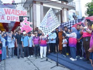 Wakil Gubernur Sulteng Reny Lamadjido didampingi ketua panitia Festival Waisak Karuna Dipa Palu Wijaya Chanda saat melepas peserta jalan santai, Minggu pagi (4/5/2025).