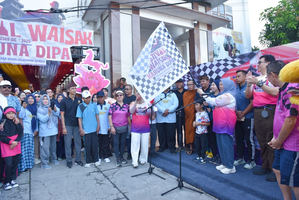 Wakil Gubernur Sulteng Reny Lamadjido didampingi ketua panitia Festival Waisak Karuna Dipa Palu Wijaya Chanda saat melepas peserta jalan santai, Minggu pagi (4/5/2025).
