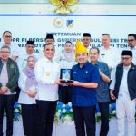 Gubernur Sulawesi Tengah Anwar Hafid memberikan cenderamata kepada Ketua Komisi II DPR RI Rifqinizamy Karsayuda dalam rangkaian kunjungan kerja Komisi II di Ruang Polibu, Kantor Gubernur Sulteng, Rabu (7/5/2025). Kunjungan ini membahas pengawasan terhadap pelaksanaan BLUD dan BUMD serta penguatan sinergi antara pemerintah pusat dan daerah.(Foto : Tim Berani)