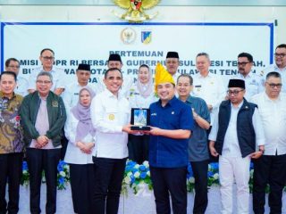 Gubernur Sulawesi Tengah Anwar Hafid memberikan cenderamata kepada Ketua Komisi II DPR RI Rifqinizamy Karsayuda dalam rangkaian kunjungan kerja Komisi II di Ruang Polibu, Kantor Gubernur Sulteng, Rabu (7/5/2025). Kunjungan ini membahas pengawasan terhadap pelaksanaan BLUD dan BUMD serta penguatan sinergi antara pemerintah pusat dan daerah.(Foto : Tim Berani)