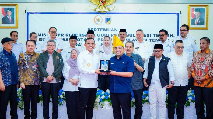 Gubernur Sulawesi Tengah Anwar Hafid memberikan cenderamata kepada Ketua Komisi II DPR RI Rifqinizamy Karsayuda dalam rangkaian kunjungan kerja Komisi II di Ruang Polibu, Kantor Gubernur Sulteng, Rabu (7/5/2025). Kunjungan ini membahas pengawasan terhadap pelaksanaan BLUD dan BUMD serta penguatan sinergi antara pemerintah pusat dan daerah.(Foto : Tim Berani)
