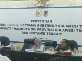 Wakil Gubernur Sulawesi Tengah, Ma’mun Amir, bersama Anggota Komisi II DPR RI, Drs. H. Longki Djanggola, M.Si, serta sejumlah pejabat kementerian dan kepala daerah, menghadiri pertemuan resmi antara Komisi II DPR RI dan Pemerintah Provinsi Sulawesi Tengah. Pertemuan tersebut juga diikuti para bupati dan wali kota se-Sulteng serta instansi terkait, berlangsung di Ruang Polibu, Kantor Gubernur Sulawesi Tengah, Rabu, 7 Mei 2025.