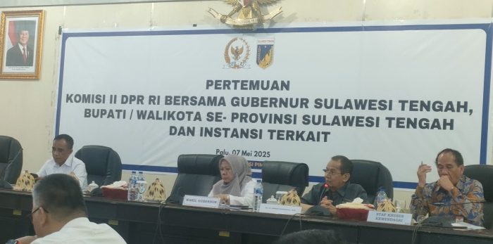 Wakil Gubernur Sulawesi Tengah, Ma’mun Amir, bersama Anggota Komisi II DPR RI, Drs. H. Longki Djanggola, M.Si, serta sejumlah pejabat kementerian dan kepala daerah, menghadiri pertemuan resmi antara Komisi II DPR RI dan Pemerintah Provinsi Sulawesi Tengah. Pertemuan tersebut juga diikuti para bupati dan wali kota se-Sulteng serta instansi terkait, berlangsung di Ruang Polibu, Kantor Gubernur Sulawesi Tengah, Rabu, 7 Mei 2025.