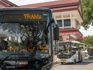 Iring-iringan bus Trans Palu pada peluncurannya di Halaman Kantor Wali Kota Palu, Jumat (20/9/2024). (bmzIMAGES/Basri Marzuki)