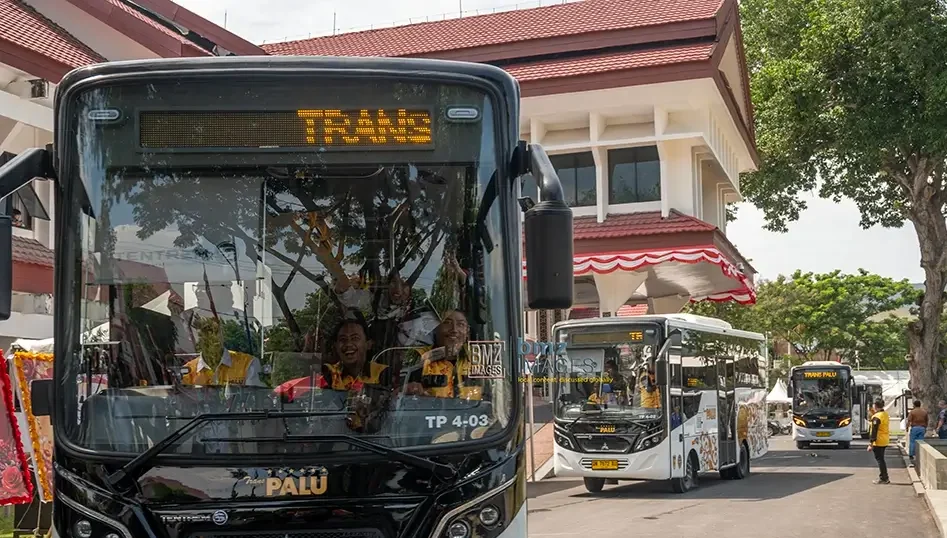 Iring-iringan bus Trans Palu pada peluncurannya di Halaman Kantor Wali Kota Palu, Jumat (20/9/2024). (bmzIMAGES/Basri Marzuki)