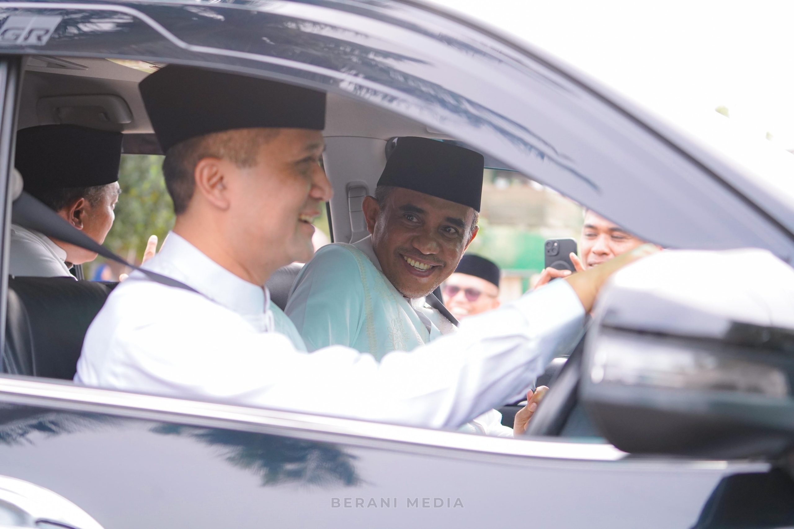 Tanpa Sopir, Menteri Transmigrasi Nyetir Sendiri Didampingi Gubernur Anwar Hafid