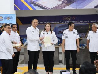 AHY Serahkan 160 Sertifikat Tanah ke Warga Sulteng
