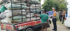 Keterangan foto: Petugas Satlantas Polresta Palu memberikan imbauan kepada sopir kendaraan bermuatan berlebih (ODOL) saat pelaksanaan Operasi Patuh Tinombala 2025 di Jalan RE Martadinata, Kecamatan Mantikulore, Rabu (16/7/2025)