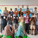 Dinas perikanan membagikan kartu kusuka berbasis elektronik dan 100 sertifikat tanah untuk nelayan di sojol