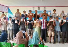 Dinas perikanan membagikan kartu kusuka berbasis elektronik dan 100 sertifikat tanah untuk nelayan di sojol