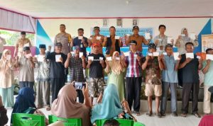 Dinas perikanan membagikan kartu kusuka berbasis elektronik dan 100 sertifikat tanah untuk nelayan di sojol