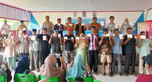 Dinas perikanan membagikan kartu kusuka berbasis elektronik dan 100 sertifikat tanah untuk nelayan di sojol