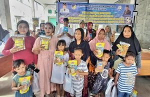 Warga desa batusuya kecamatan sindue tombusabora menerima paket produk olahan perikanan yang berbahan dasar ikan segar dari Dinas perikanan kabupaten donggala untuk mempercepat penurunan stunting. Foto: (IST)