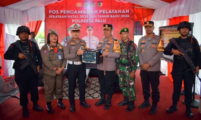 Kapolresta Palu Kombes Pol Deny Abrahams meninjau pos pengamanan Natal dan Tahun Baru dalam Operasi Lilin Tinombala 2025 untuk memastikan kesiapan personel dan pelayanan masyarakat.