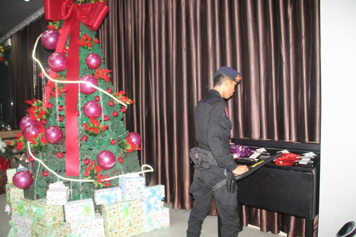 Personel Brimob Polda Sulawesi Tengah melakukan sterilisasi gereja di Kota Palu dalam Operasi Lilin Tinombala 2025 guna memastikan keamanan ibadah Natal 2025.