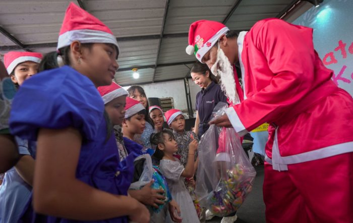 Menjelang Natal 2025, Indosat Ooredoo Hutchison kembali menggelar program Indosat Berbagi Kasih untuk membantu anak-anak dari komunitas rentan di berbagai wilayah Indonesia.